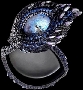 Fantasy æske med detaljeret øje-design og låg, perfekt til smykker og nips